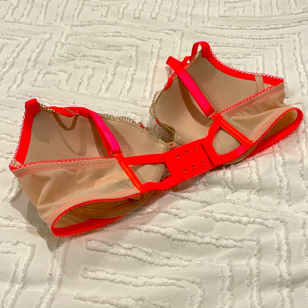 NWT Victoria Secret Bra, 36C - Picture 4 of 6